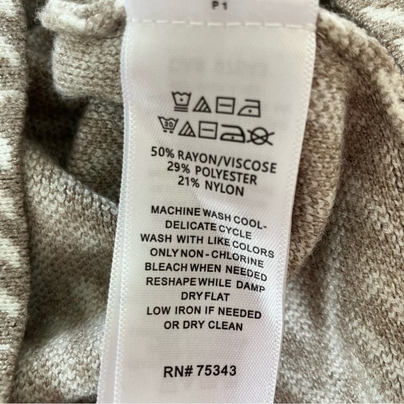 EUC Tahari Geometric Patterned Gray Sweater Button Down Back Detail (Large) - Picture 5 of 5